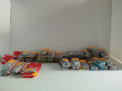 beaucoup de Lego posés sur une table devant un fond blanc