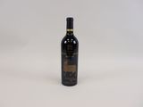 la bouteille de vin est posée sur une surface blanche