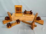 un ensemble de jouets en bois comprenant une boîte et plusieurs pièces en bois