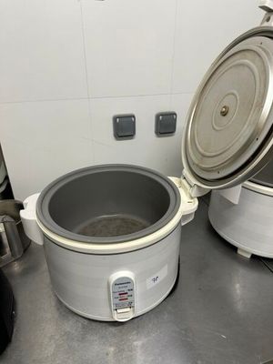 une mijoteuse posée sur le plan de travail d'une cuisine