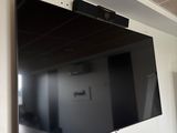 un téléviseur à écran plat fixé au mur d'une pièce
