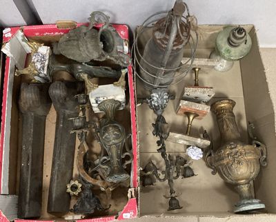 une boîte remplie d'objets anciens posée par terre
