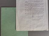 un gros plan sur une feuille de papier sur laquelle est écrite une lettre à la main