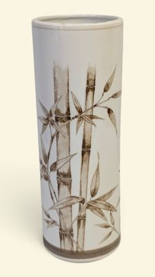 un grand vase orné d'un motif de bambou