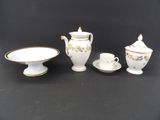 trois pièces de porcelaine sont posées sur une surface noire