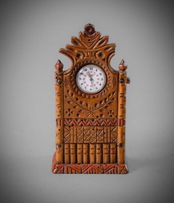une horloge en bois posée sur une table