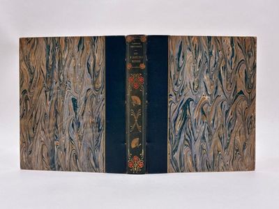un livre ouvert sur une surface blanche