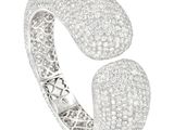 gros plan d'une bague en diamant sur fond blanc
