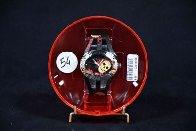 une montre dans un écrin rouge sur fond noir
