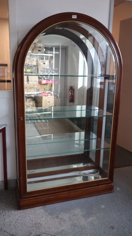 Vitrine finition acajou, de forme demi-lune en partie haute. Fond...