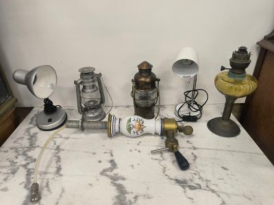 de nombreux types de lampes posées sur une table