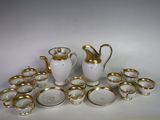 beaucoup d'assiettes et de tasses blanches et dorées