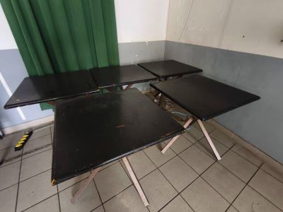 deux tables noires posées sur un sol carrelé
