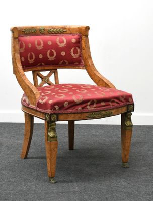 une image représentant une chaise dont l'assise est recouverte d'un tissu rouge