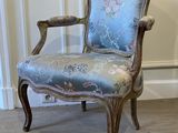 a chair that is sitting in the corner of a room