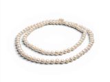 un rang de perles blanches sur fond blanc