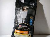 un gros plan sur un sac de croquettes posé sur une table