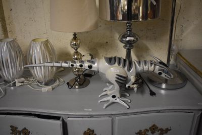 une lampe posée sur une commode dans une pièce