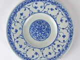 une assiette bleue et blanche ornée d'un motif