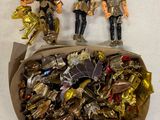 un lot de figurines rangées dans une boîte