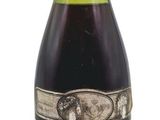 une bouteille de vin posée sur une table