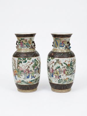 paire de vases chinois ornés de scènes représentant des personnages et des animaux