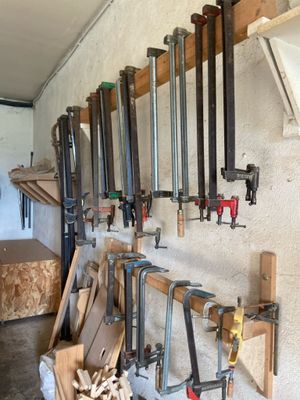 de nombreux outils accrochés au mur du garage