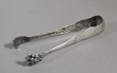 deux cuillères placées l'une à côté de l'autre sur une table