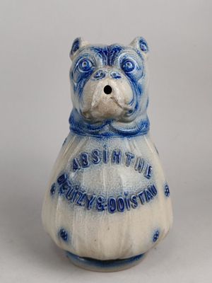 un ours en céramique bleu et blanc avec une écharpe autour du cou