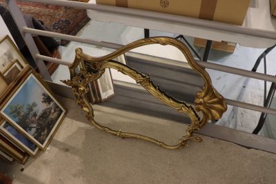 un miroir posé par terre devant une fenêtre