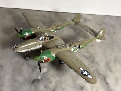 deux maquettes d'avions posées sur un plan de travail en marbre
