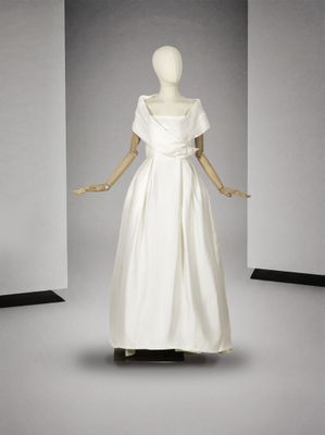une photo d'un mannequin vêtu d'une robe blanche