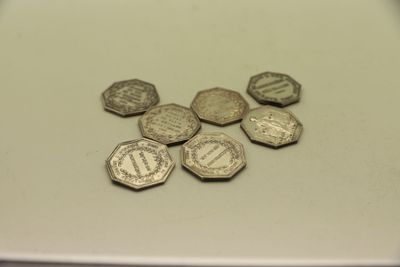 une pile de pièces de monnaie posée sur une table