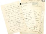plusieurs vieilles lettres sont empilées sur une surface blanche