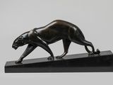sculpture en bronze représentant une panthère posée sur un socle en marbre noir