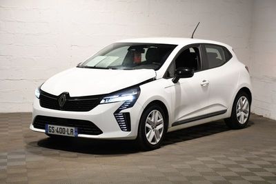 une photo d'une voiture blanche garée dans un garage