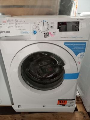 une machine à laver et un sèche-linge posés sur une palette