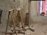 une petite pièce où se trouvent de nombreux outils