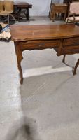 Bureau plat en merisier, modèle rustique. (photo 2)