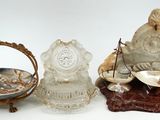 trois figurines assises l'une à côté de l'autre