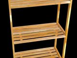 une étagère en bois comportant deux tablettes