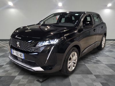 le 4x4 noir est garé dans le garage sur un sol en damier