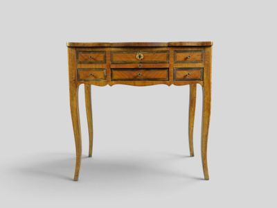 l'image d'une petite table en bois avec des tiroirs
