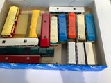 une boîte contenant tout un tas de petits trains