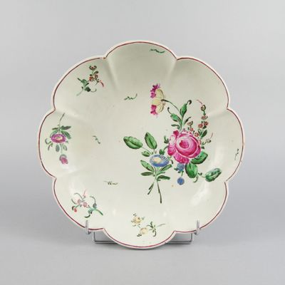 une image représentant une assiette décorée de fleurs