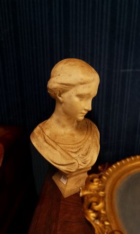 Buste de jeune femme en plâtre non signé. Éclats 
