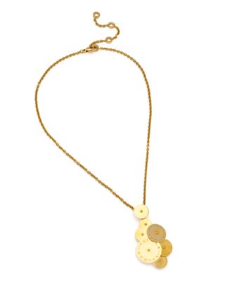 gros plan d'un collier sur fond blanc