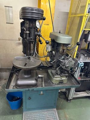 une machine posée sur une table dans une pièce