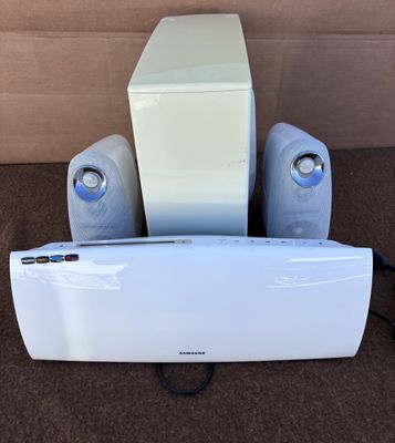 une chaîne hi-fi blanche posée sur une boîte en carton