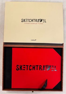 la boîte est ouverte pour montrer le contenu d'une trousse de voyage pour croquis